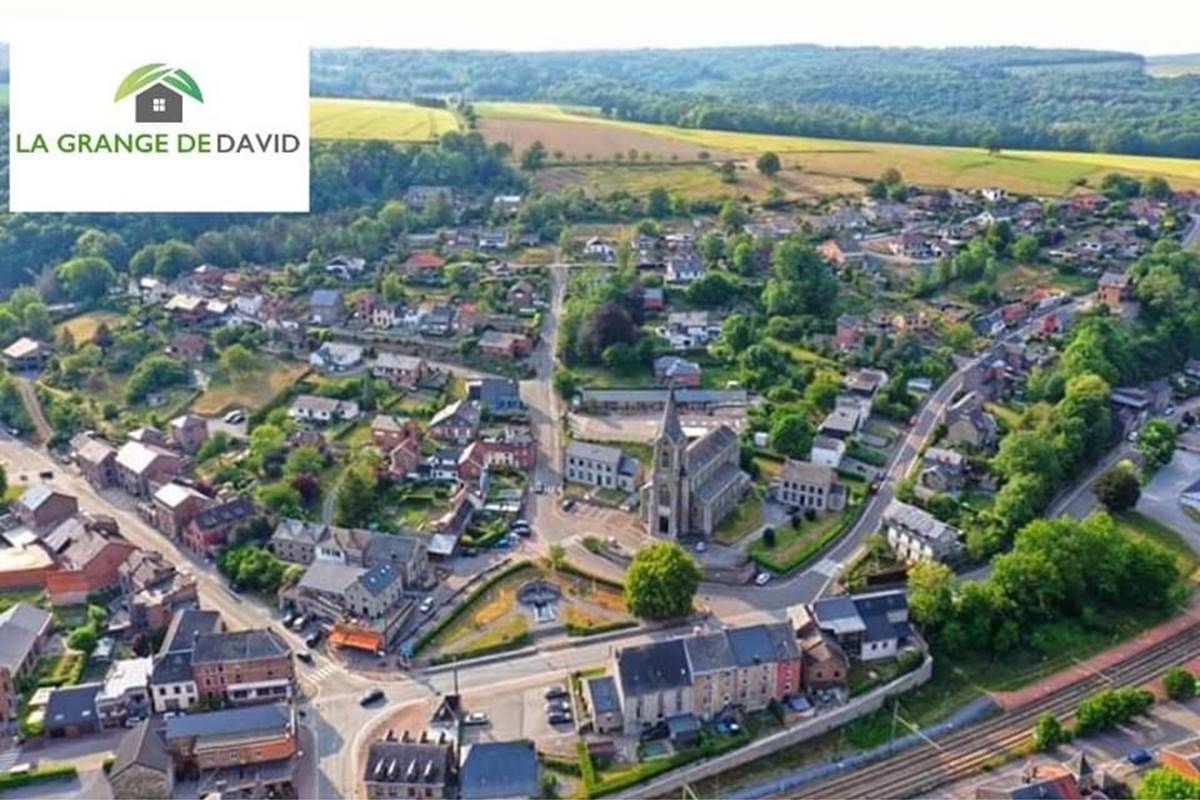 Vue aérienne de HAMOIR traversée par l'Ourthe dans laquelle se jette le Néblon