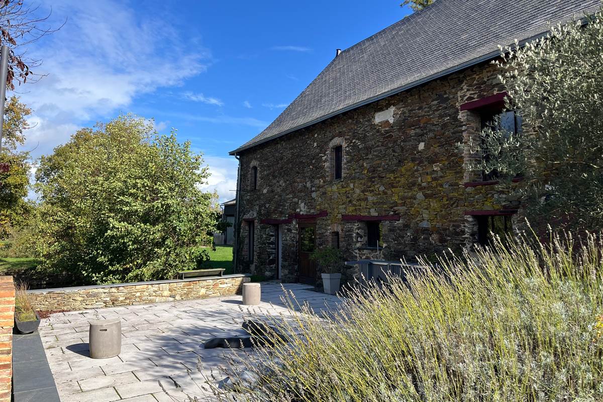 Domaine : grange rénovée pour piscine intérieure chauffée