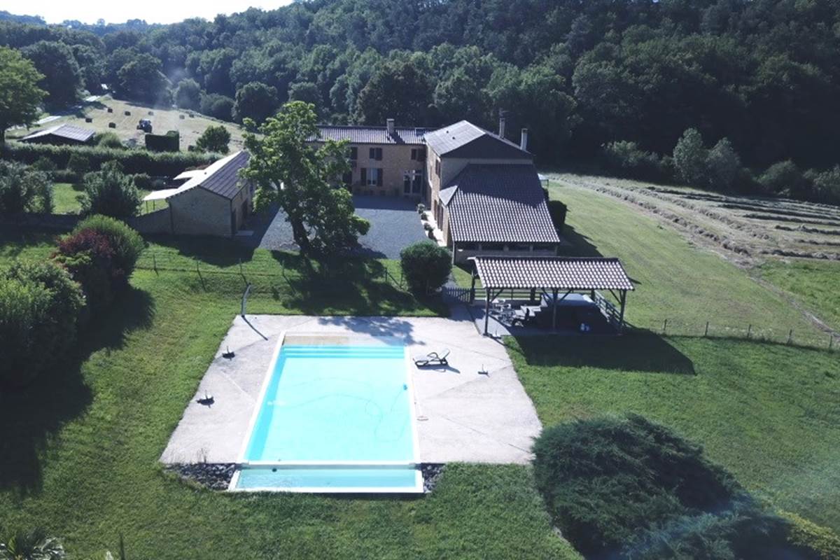 DOMAINE DU CHAMP DE L'HOSTE - maison d'hôtes à Larzac 24170 - domaine du champ de l'Hoste - piscine - Dordogne - location gîte - location maison de vacances - Vue du ciel