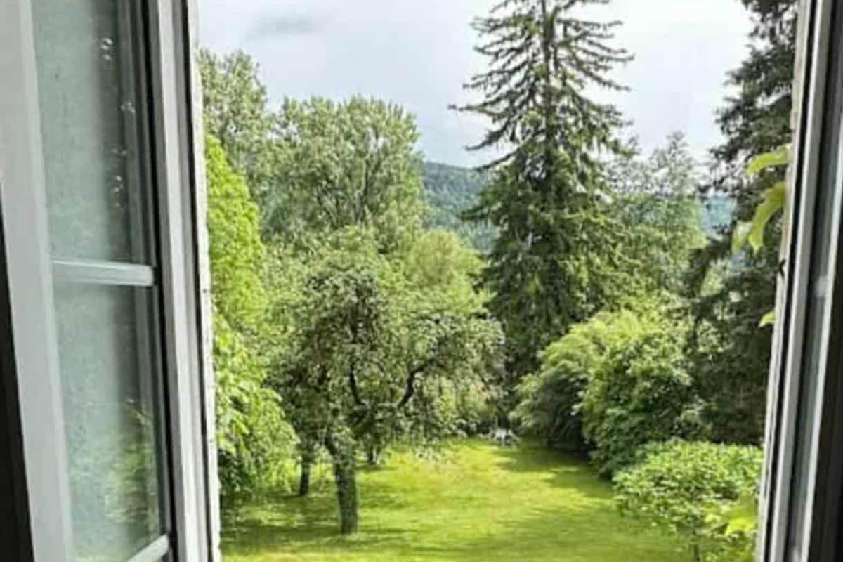 Vue sur le parc, sur le marais et le pied du parc national régional du haut Jura
