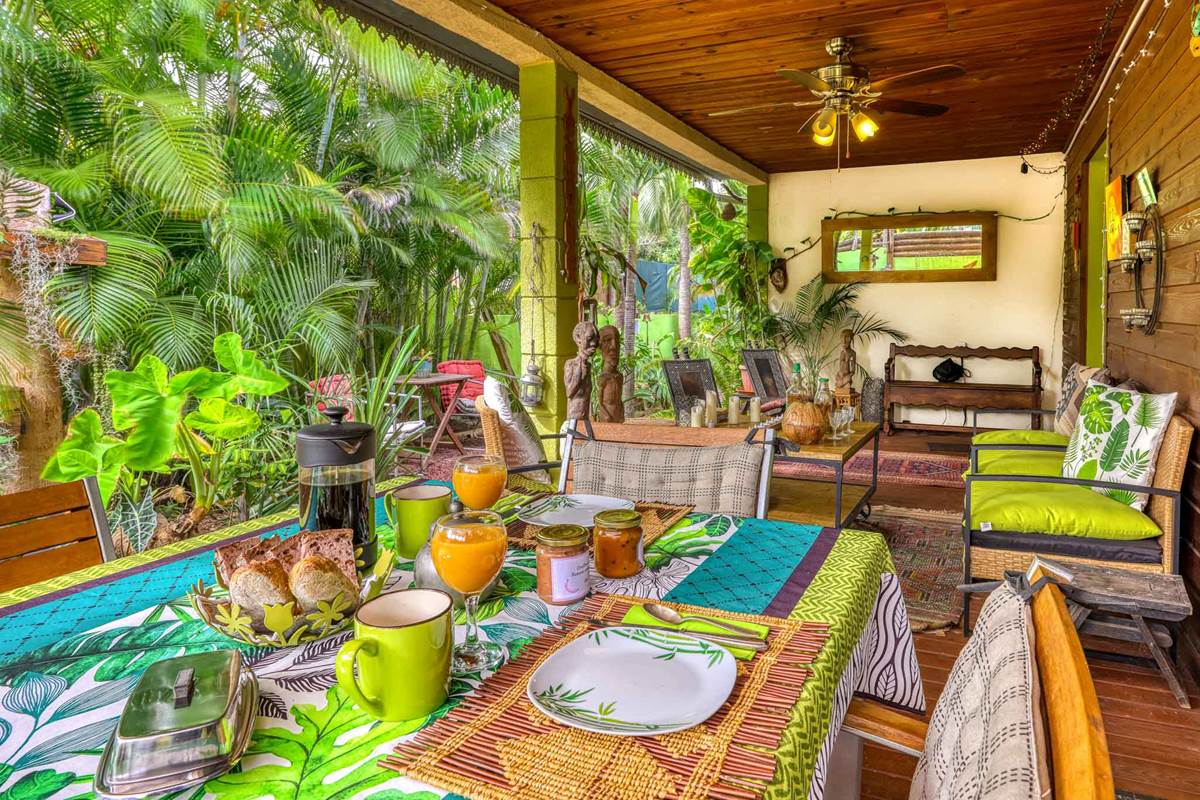 petit-dejeuner-tropical-en-terrasse-sejour-chez-lhabitant-a-etang-sale.jpg