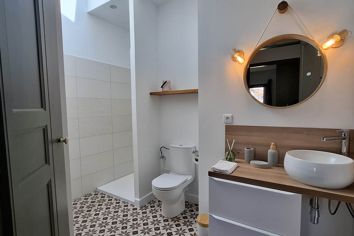 Salle de bain privative de la Chambre Pastelle avec douche et vasque