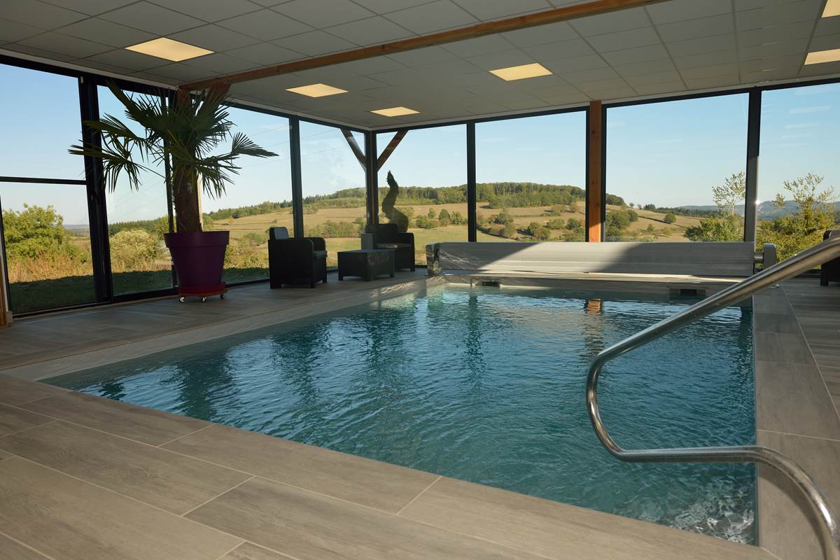 Piscine intérieur chauffée avec vue sur la vallée