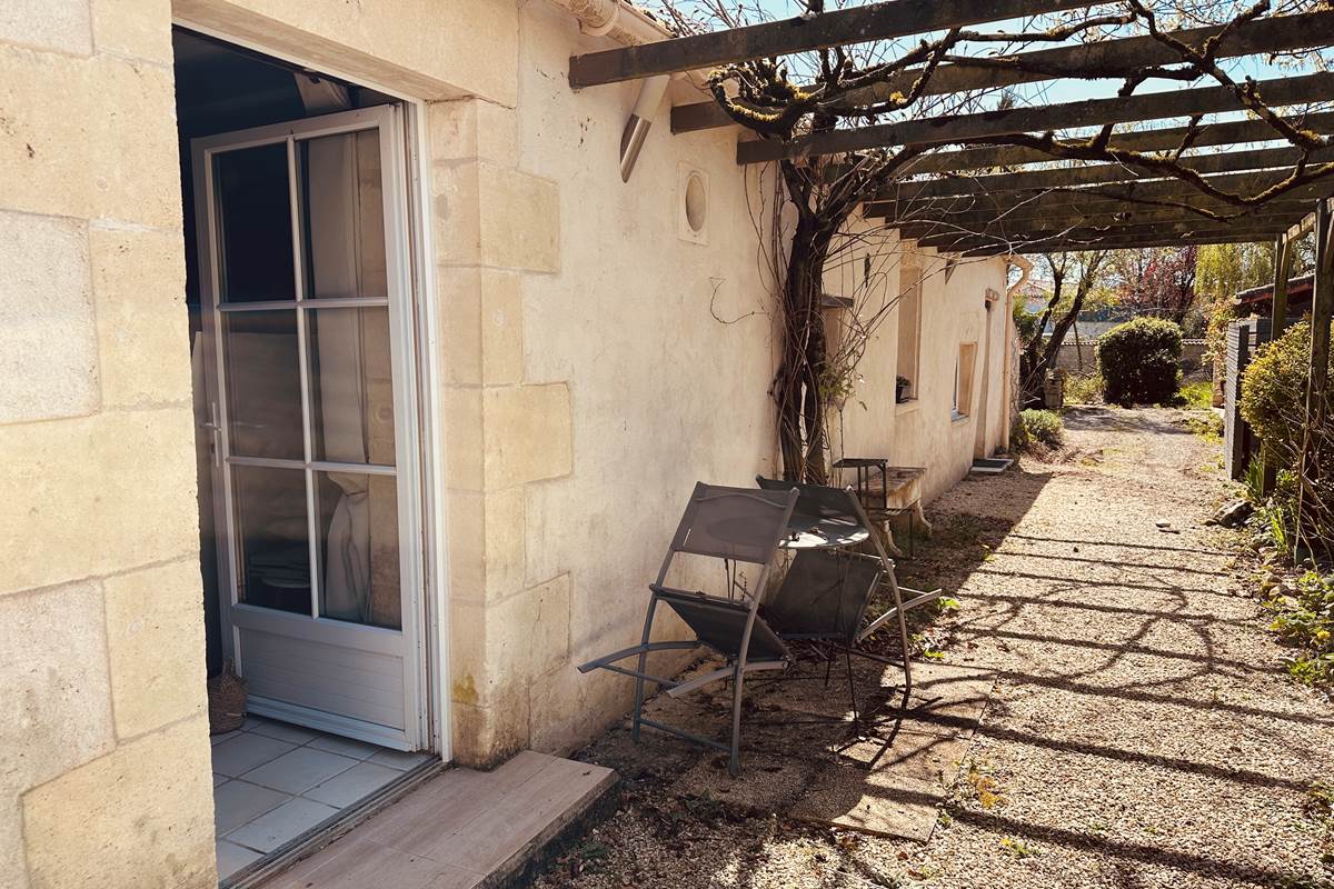Façade chemin vers piscine_La Petite Cavalerie