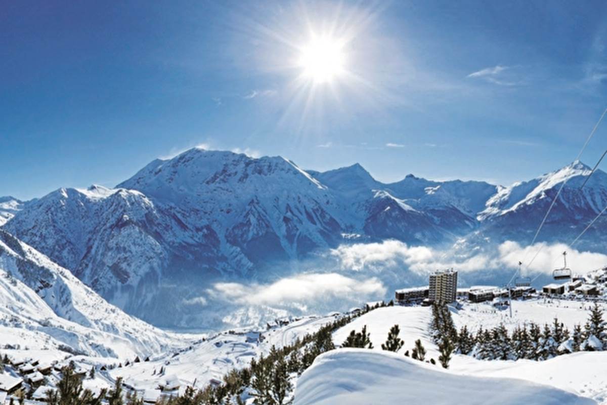 Station du Mont-Dore sous la neige – Séjour d’hiver pour couples, familles ou groupes d’amis amateurs de ski.