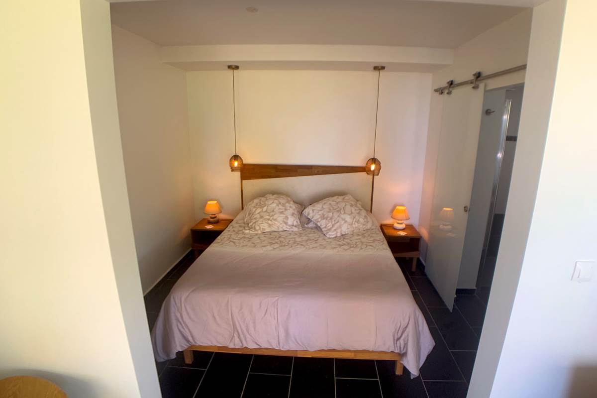 Espace nuit et accès salle de bain