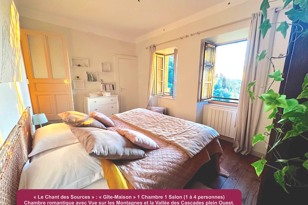 Gîte 1 : Vue sur la vallée des cascades plein ouest. Lit King-size premium 180 x 200 cm.