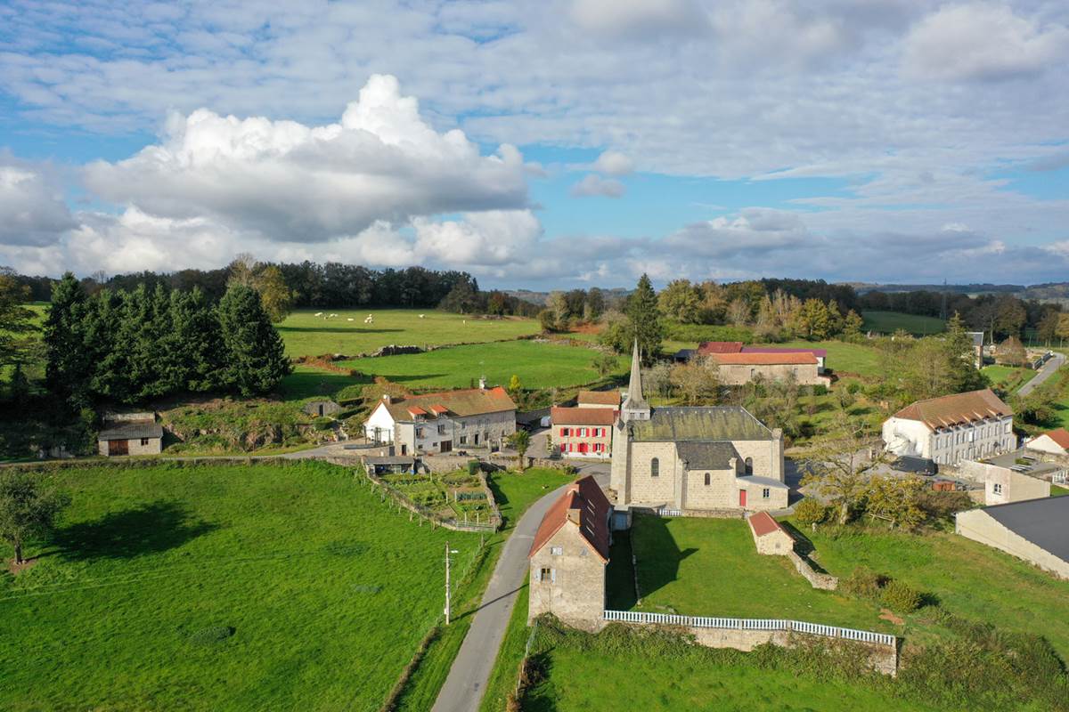 Gite la belle du clocher St pardoux d'arnet proche Crocq Terra Aventura