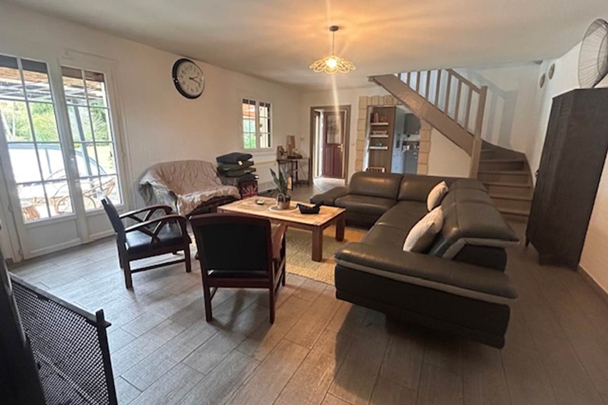 Séjour (poêle à bois, jeux de sociétés, borne arcade)