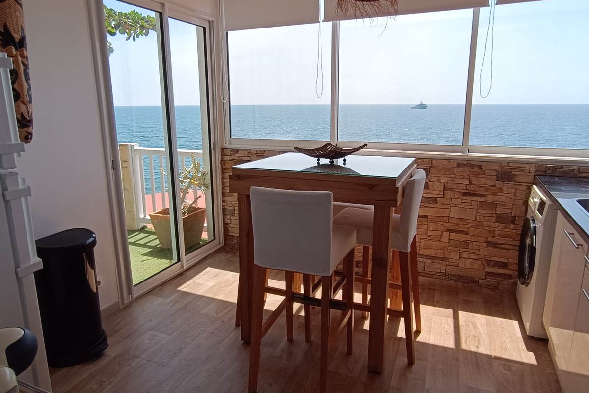 Cuisine avec coin repas vue mer