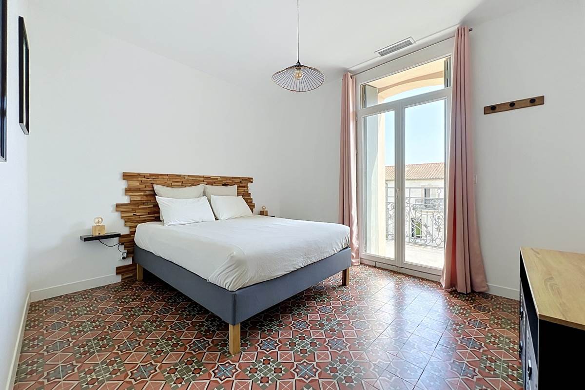 Chambre double lumineuse du gîte Le Ramonetage avec carreaux de ciment