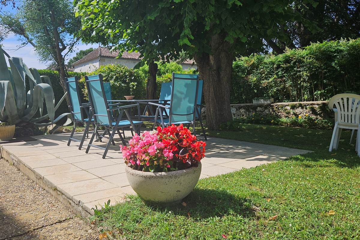 terrasses-tables-chaises-repas-extérieur-clos-arborées-Dordogne