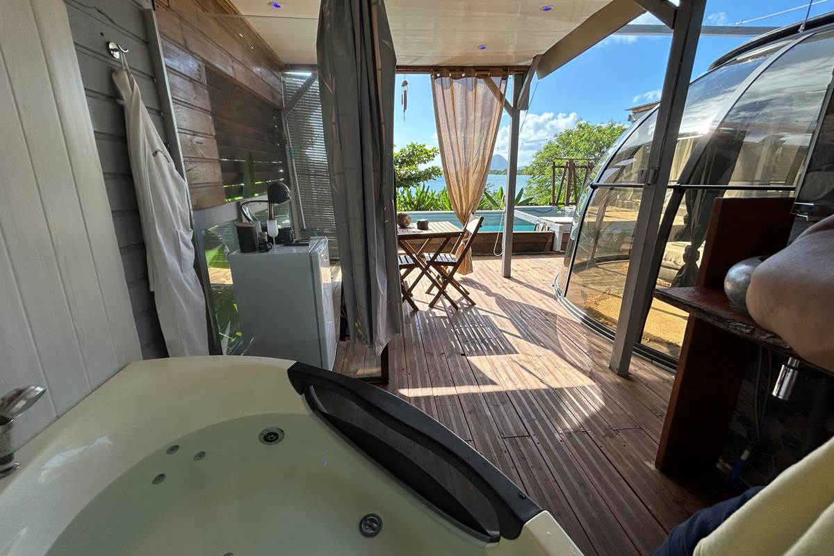 Vue sur la mer depuis la salle de bain aquadom