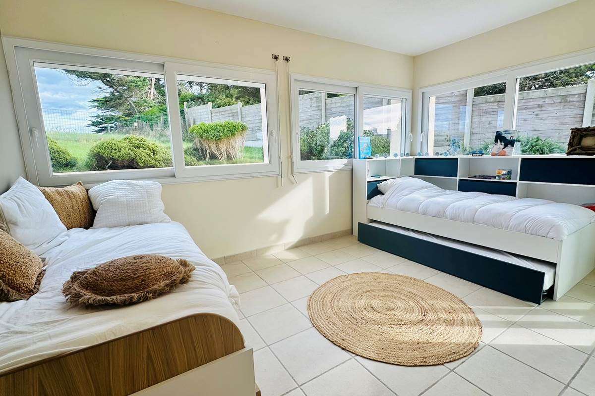 Une chambre équipée de 2 lits gigognes (4 couchages) pour des retrouvailles en Bretagne