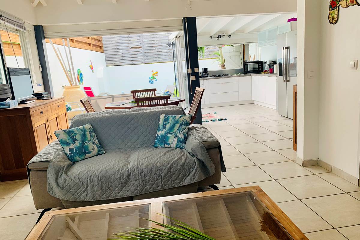 Salon et cuisine ouvert donnant sur l'espace extérieur