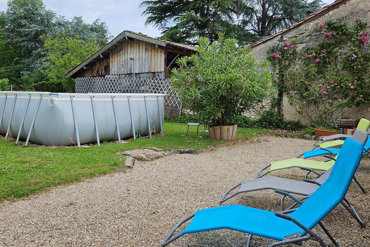 piscine-7x4m-hors-sol-gite-chambres-hotes-les-deux-chenes-transats-parasols