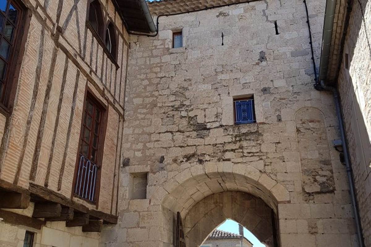 montpezat_2018-07_porte-de-la-ville_ee-e1570200472354-768x1024