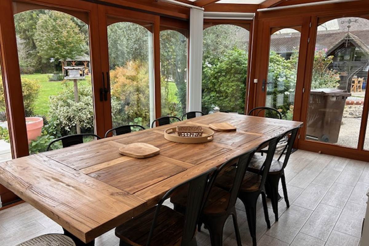 Véranda espace de convivialité pour prendre les repas