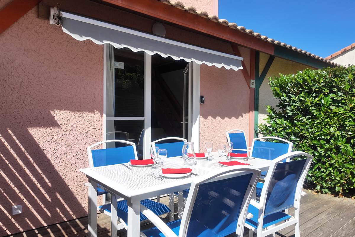 terrasse privative et salon de jardin.