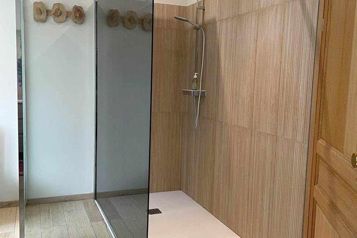 Chambre lit double, rez de chaussée, suite familiale, chambres luxe, salle de bain privative, baignoire, vue jardin, vignoble, chambres d'hôtes