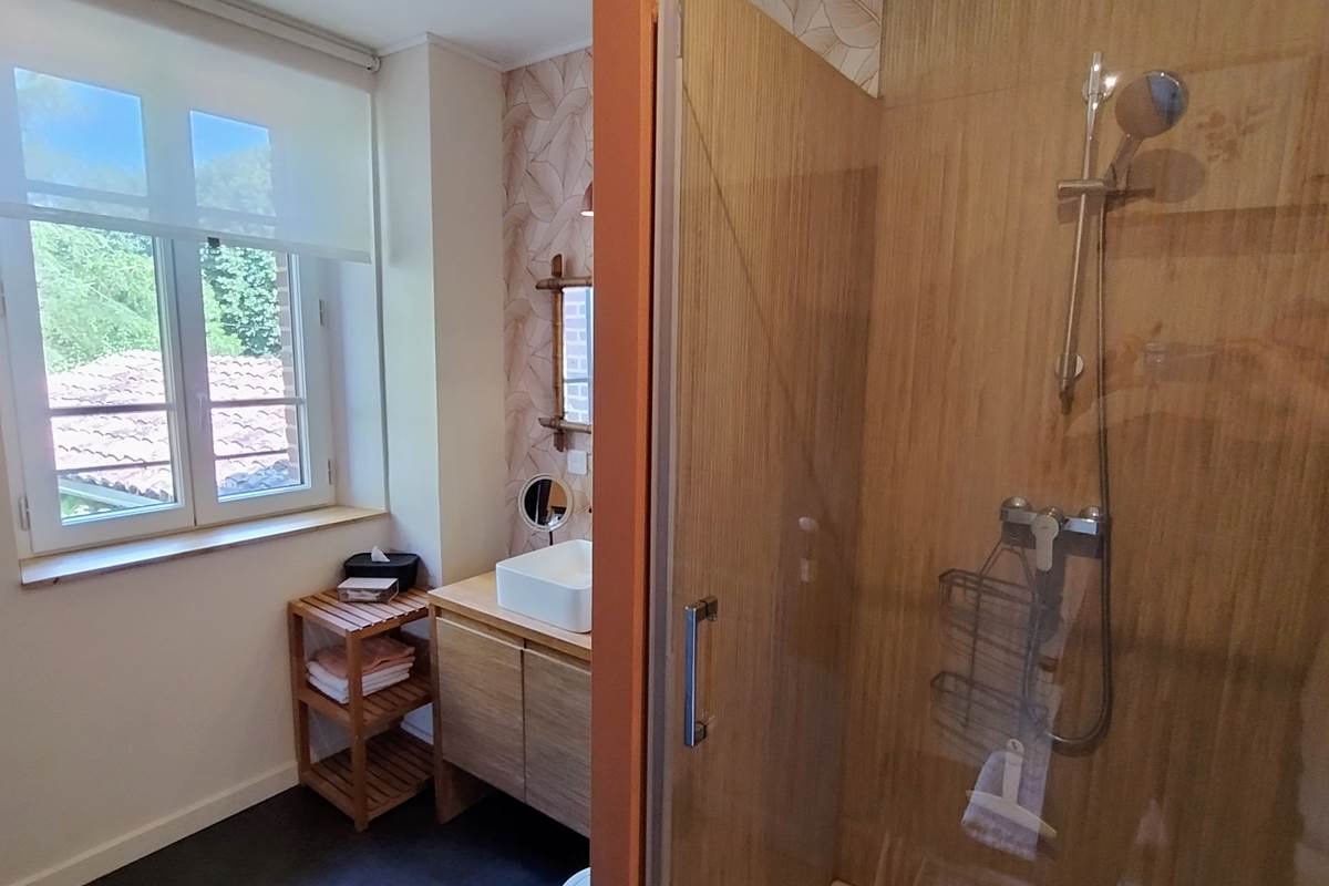 16-bis-gite-hotel-marssac-salle de bain-douche-lavabo
