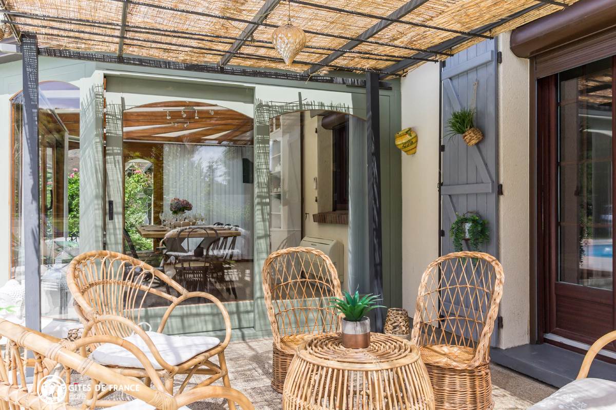 La Terrasse privative donnant sur la piscine et vue sur le parc