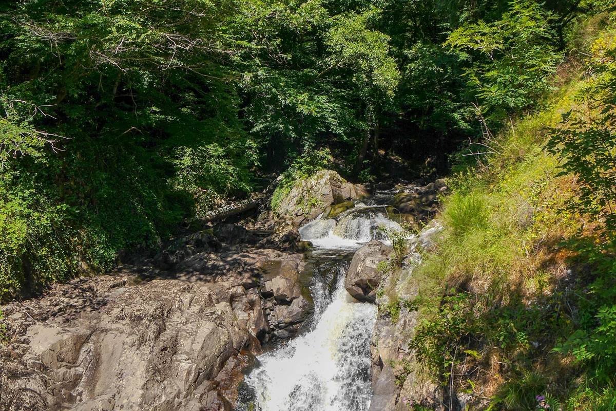 Cascade "La Redole", 38 mètres de haut, dans le Parc situé au pied de nos Gîtes "Le Chant des Sources" à Gimel-les-Cascades (19).