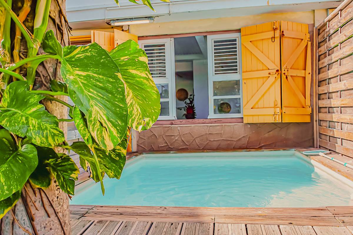 PISCINE HOTEL OASIS DESIRADE