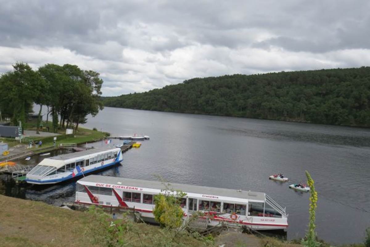 "Panorama sur le lac et les bateaux à Guerlédan"