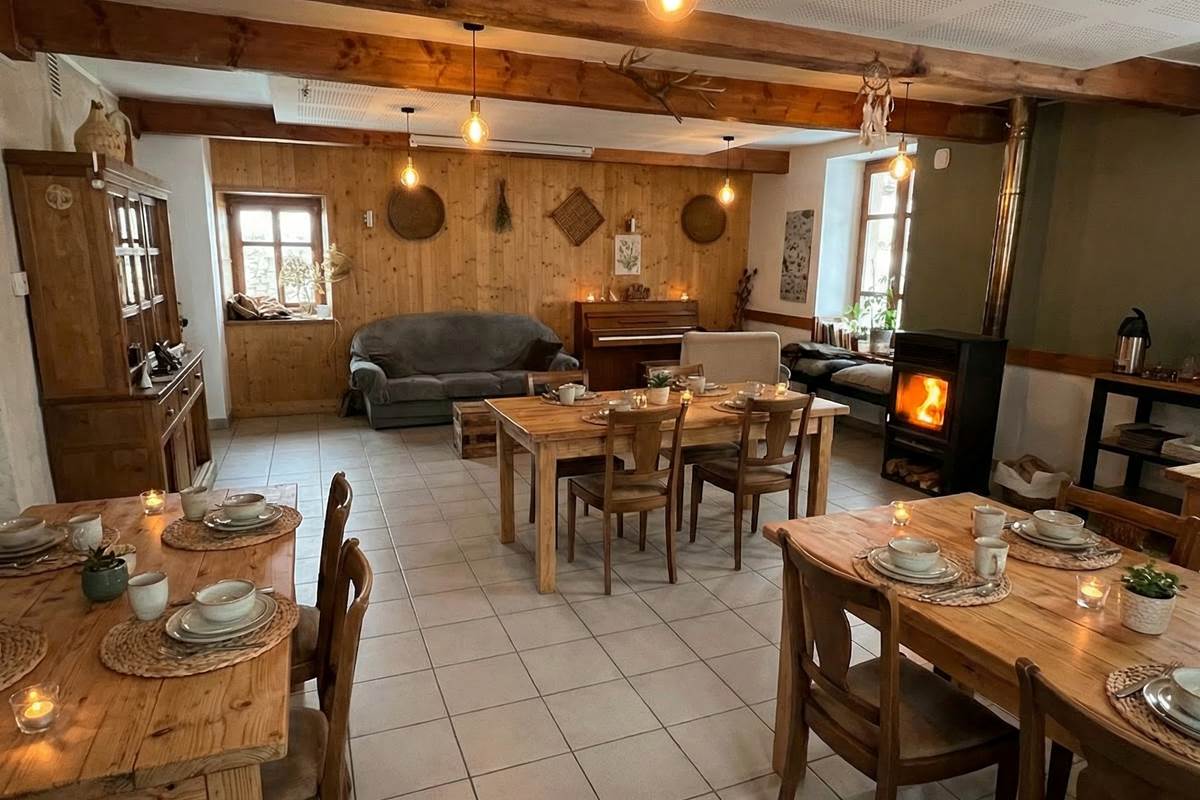 amliore_moi_cette_salle_de_res_Nano_Banana_Pro_29620