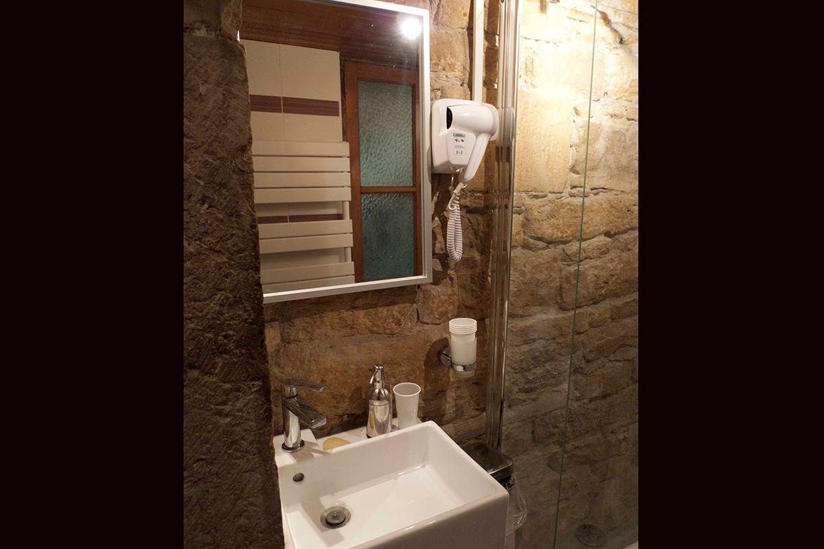 le lavabo avec un placard en dessous