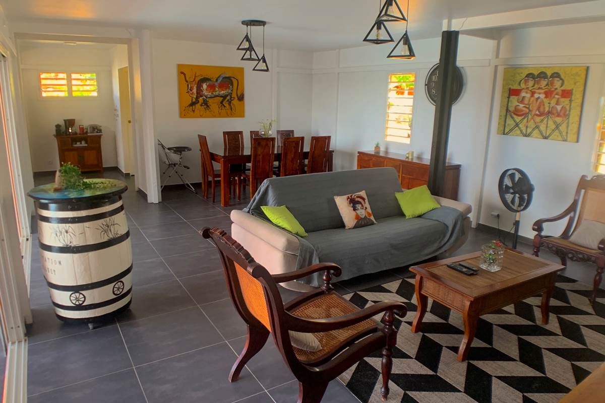 Séjour avec coin repas intérieur