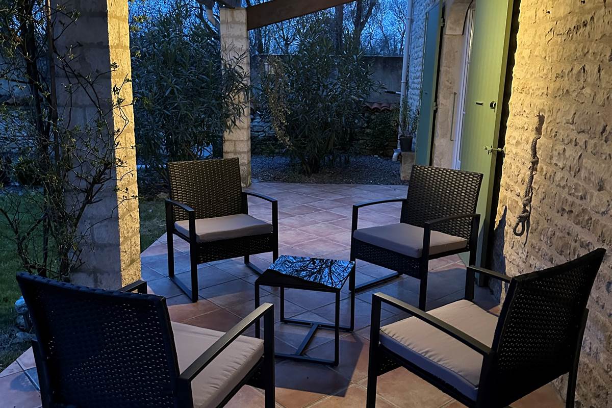 Terrasse salon de jardin nuit_La Cavalerie