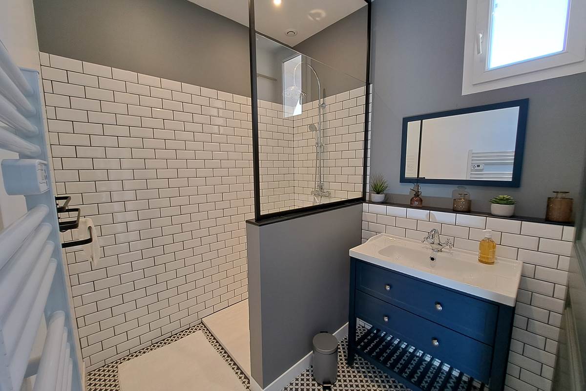 Salle de bain moderne du gîte Le Ramonetage.