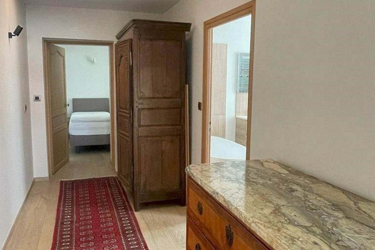 Chambre lit double, rez de chaussée, suite familiale, chambres luxe, salle de bain privative, baignoire, vue jardin, vignoble, chambres d'hôtes