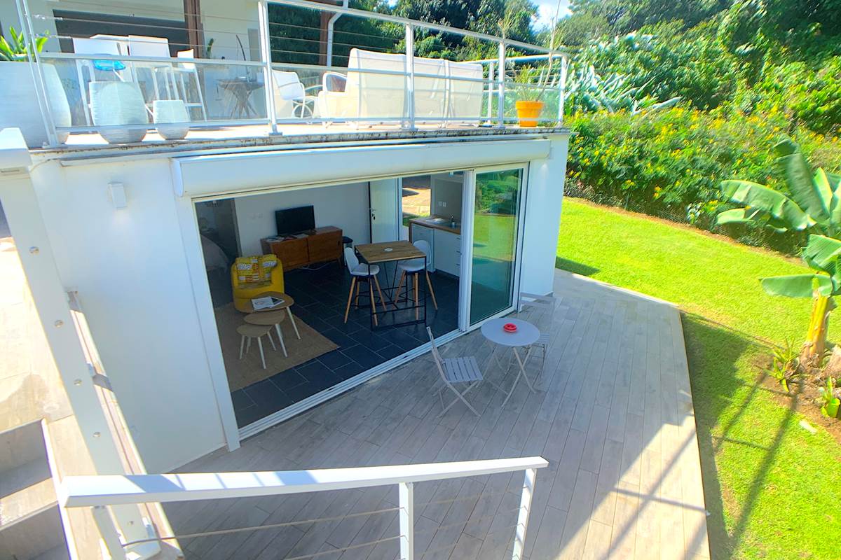 Vue de la terrasse depuis la piscine