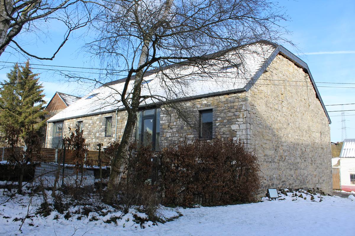 L'arrière vu de la pelouse de l'église classée qui jouxte les gîtes