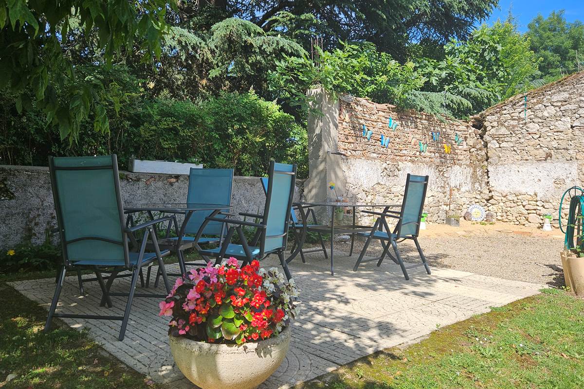 Terrasse-repas-petit-déjeuner-diner-Chambres d'hôtes