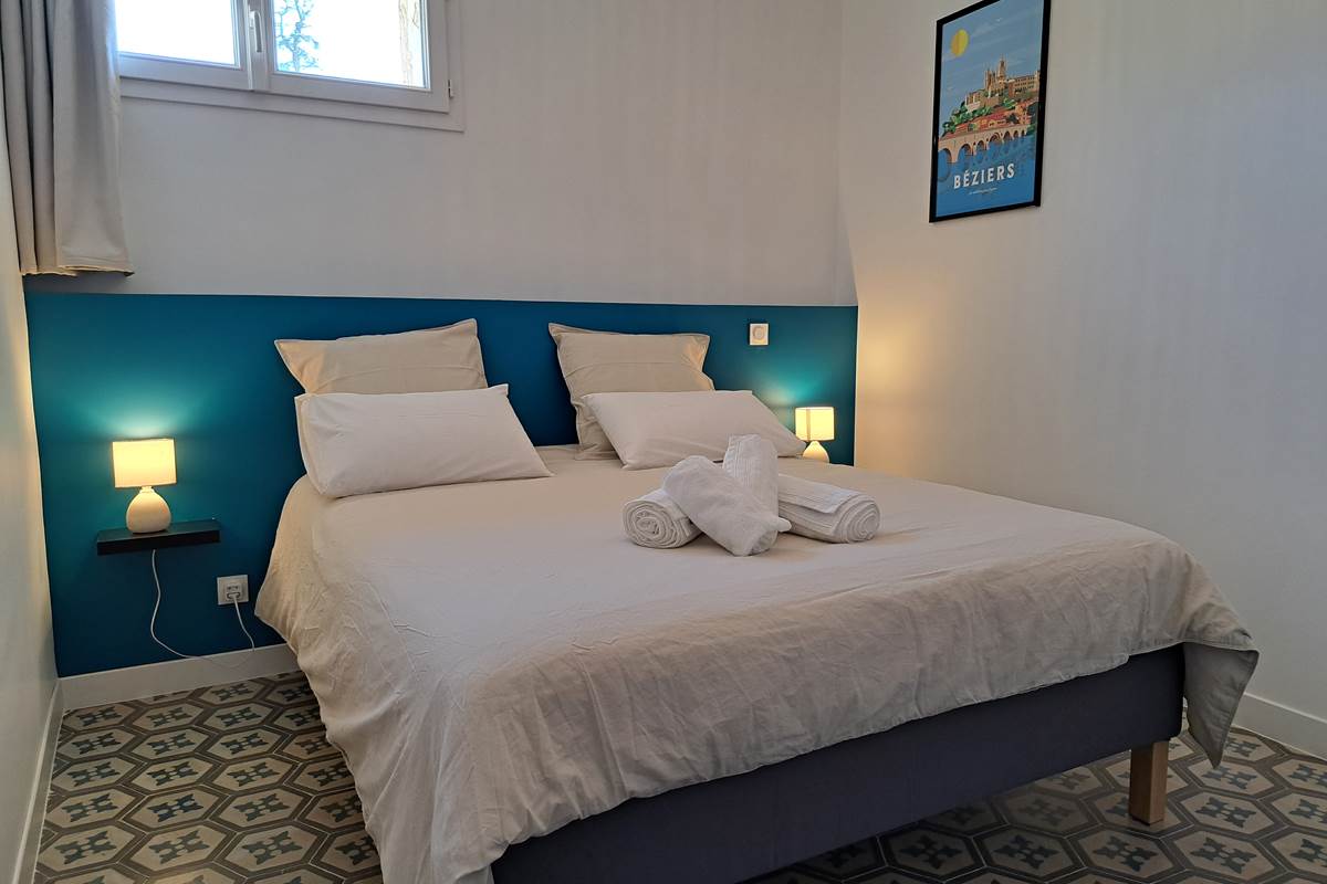 Deuxième vue de la chambre bleue du gîte Le Ramonetage.
