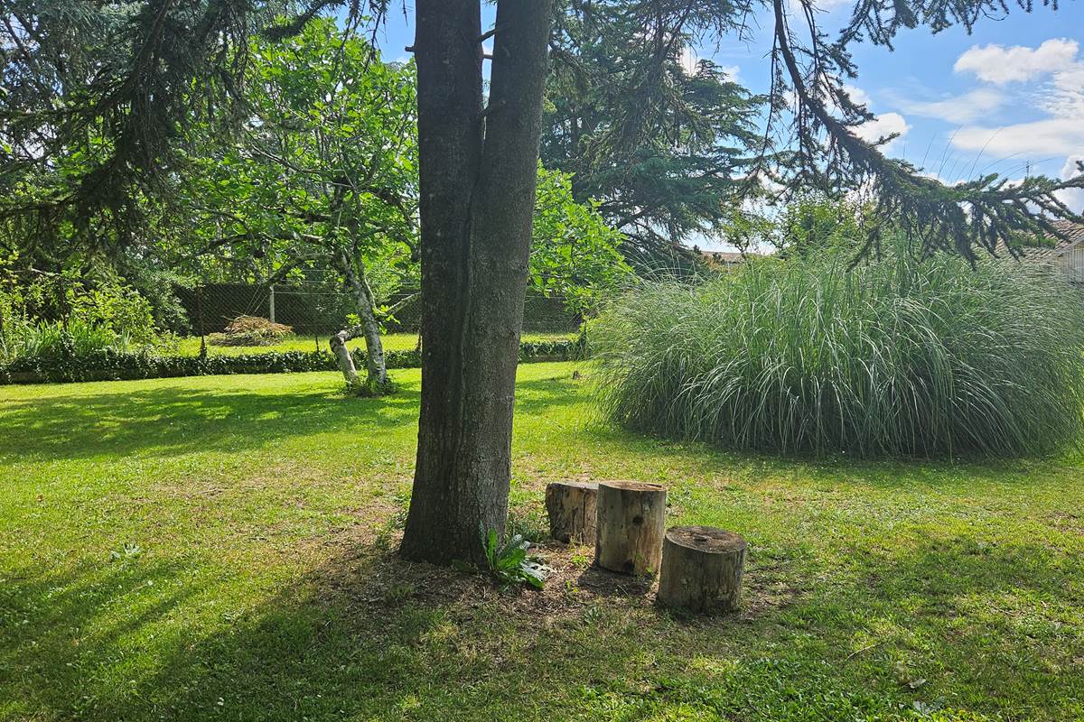 Moment de relaxation en famille dans un parc arboré, bercé par le climat chaleureux du Sud-Ouest de la France