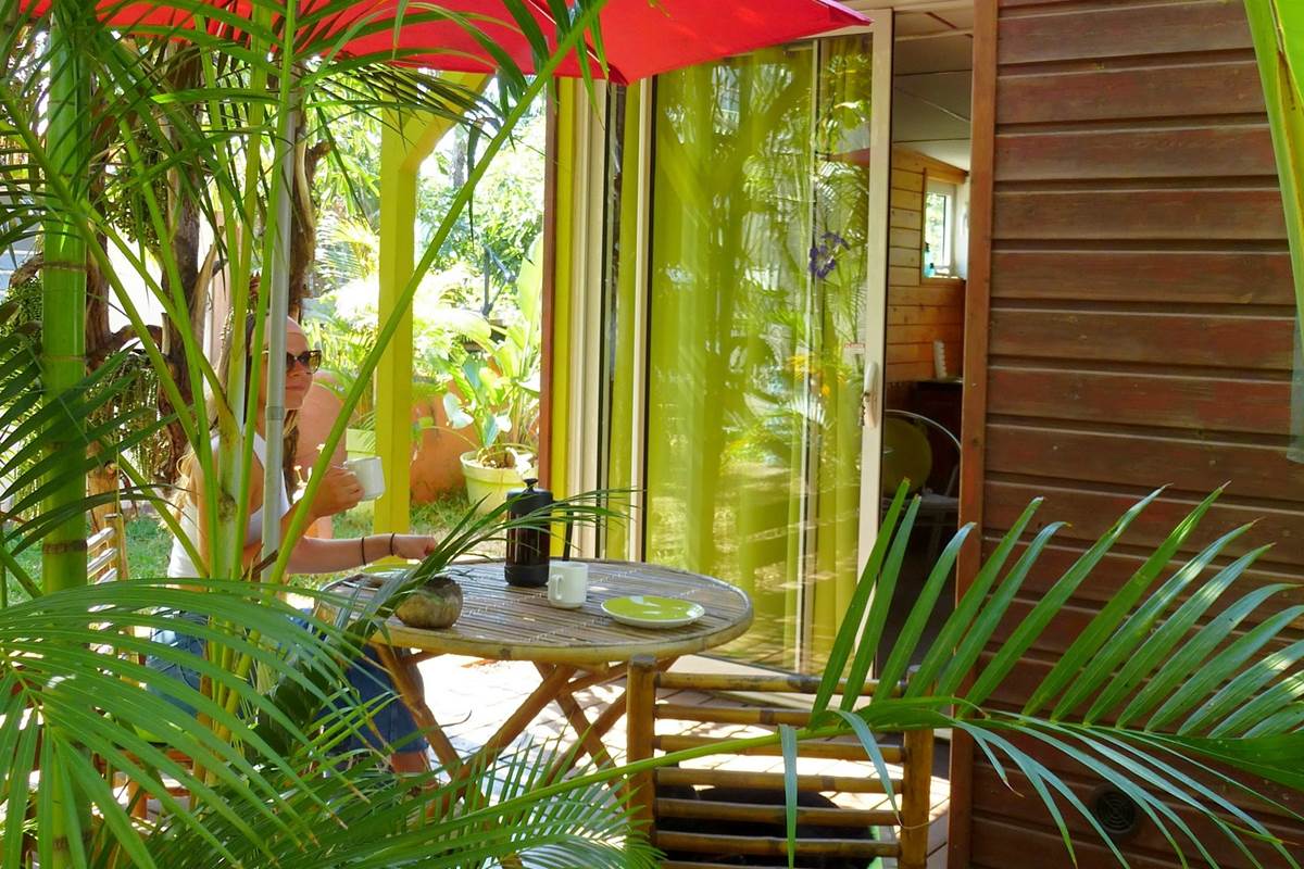espace-detente-sur-la-terrasse-ombragee-chalet-tropical-a-etang-sale-sud-reunion.jpg