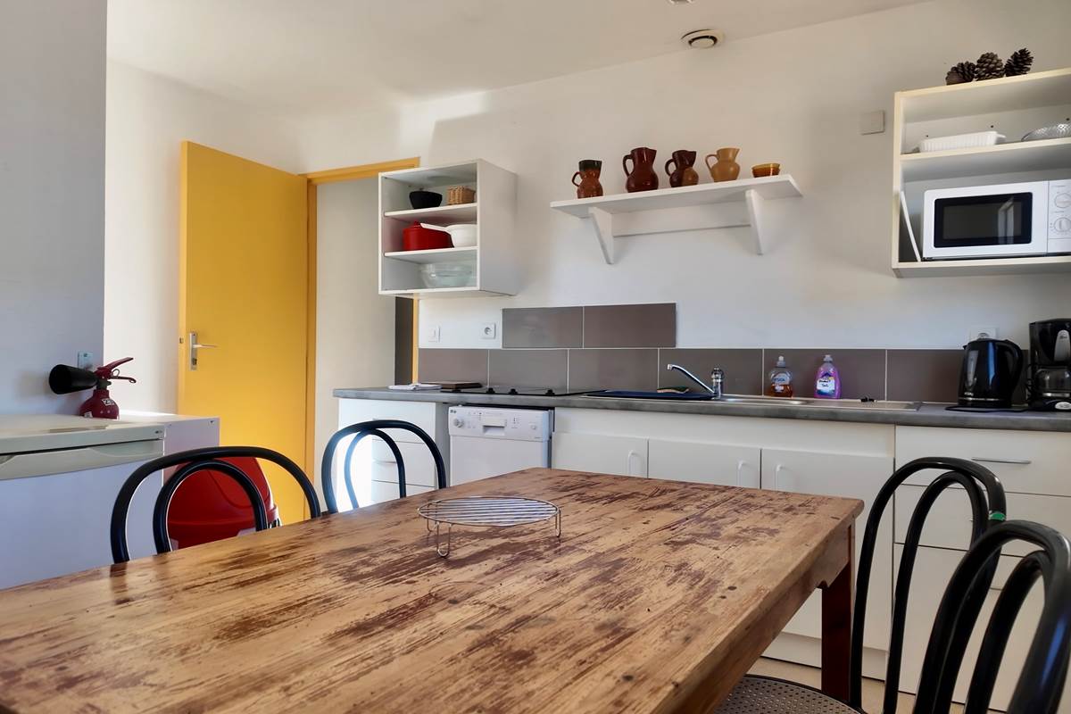 cuisine équipée avec frigo, congélateur et lave vaisselle