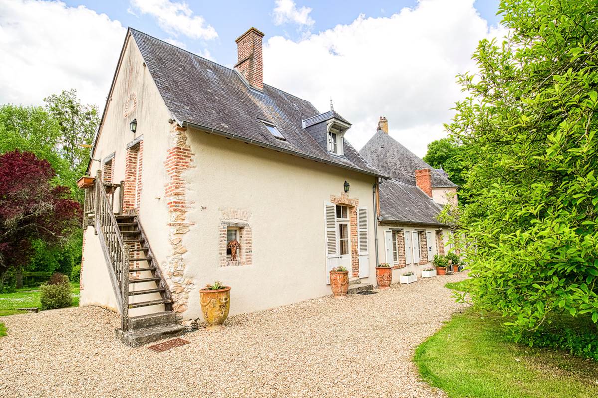 chambre-1er-etage-de-l-annexe-acces-indépendant-escalier-exterieur