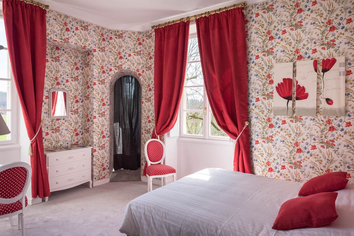 Chambre Coquelicots château au 1er étage avec une échauguette