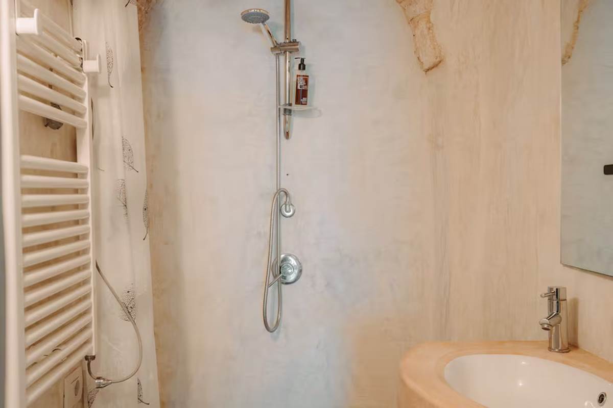 Salle de douche, wc, bidet, gel douche, séche cheveux