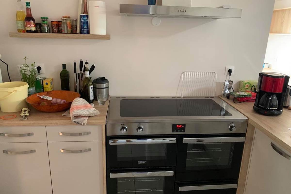 Cuisine équipée d’un piano induction 5 foyers et 3 fours, idéale pour les grandes tablées dans notre gîte de groupe du Pas-de-Calais.