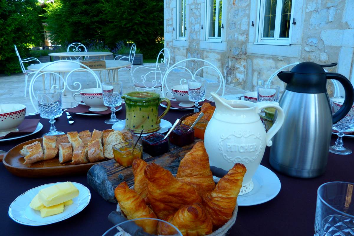 Petit-déjeuner en terrasse