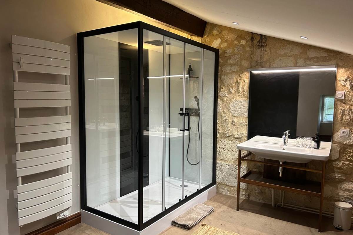 Chambre lit double, rez de chaussée, chambre luxe, chambre familiale, salle de bain privative, vue jardin et rivière, vignoble, chambres d'hôtes