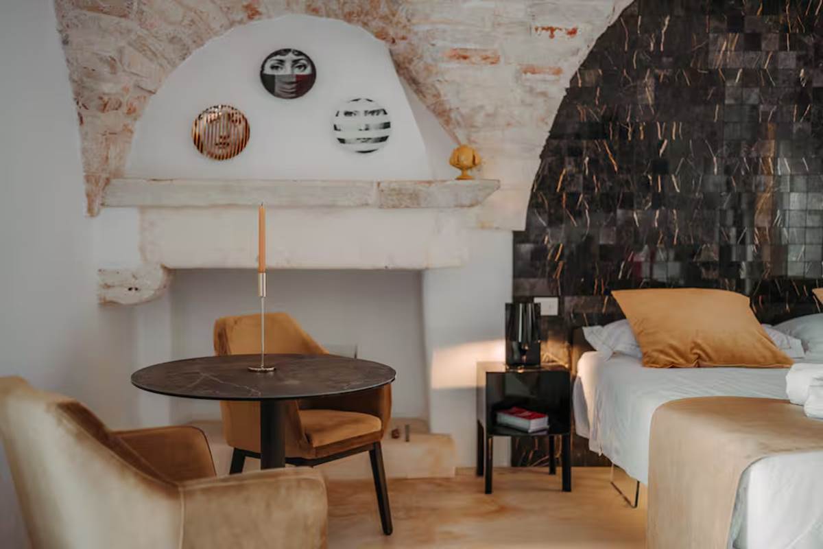 Chambre, coin feu, table et fauteuils