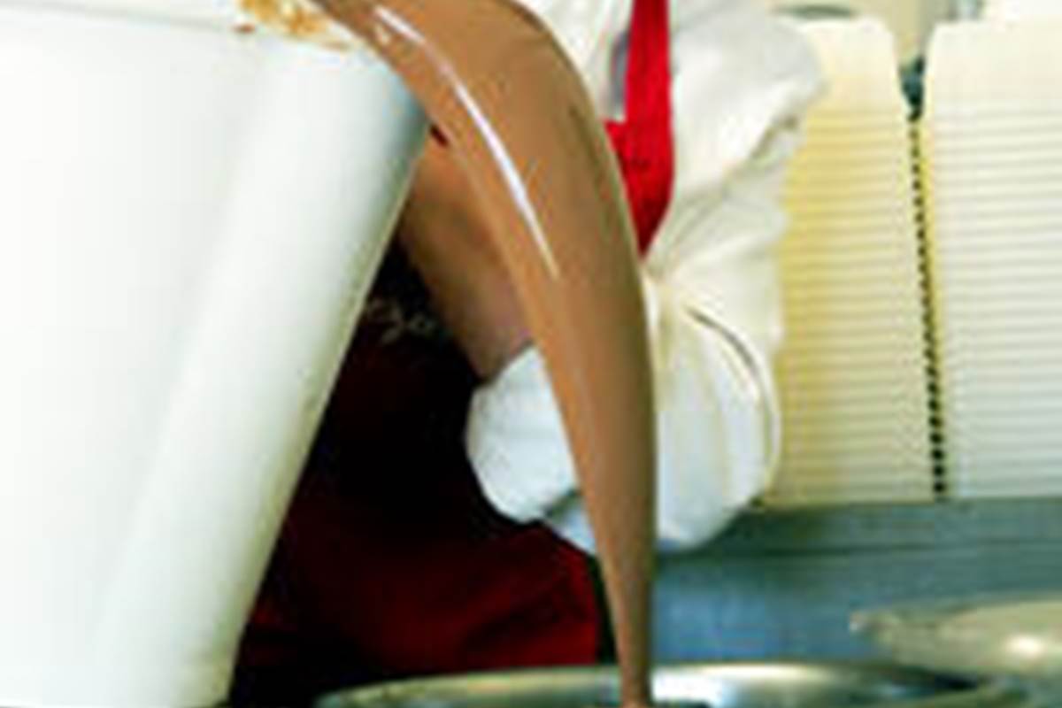 préparation glace au chocolat - équipe fabrication de glaces - delices foreziens - st cyr les vignes - loire - 42 - crédit photo Office de tourisme de Forez Est